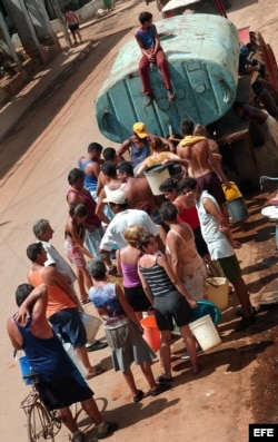 ARCHIVO. Una fila para cargar agua de un camión cisterna.