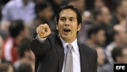 El director técnico del Miami Heat Erik Spoelstra da instrucciones a sus jugadores. Foto de archivo. 