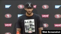 Colin Kaepernick viste una camiseta, que conmemora la reunión que sostuvieron en 1960 Fidel Castro y Malcolm X, en Nueva York.