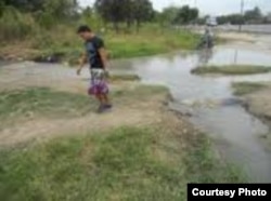 Por este salidero en La Güinera y otro en el reparto Nazareno se estaban perdiendo más de 2 millones y medio de litros de agua diarios (foto Calixto Martínez)