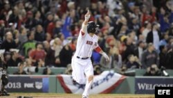 Shane Victorino celebra su jonrón.