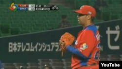 Ismel Jiménez lanza por Cuba frente a Brasil en el Clásico Mundial de Béisbol 2013.