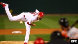 El lanzador de los Cardenales de San Luis, Adam Wainwright. 