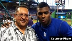 El periodista Edemio Navas (i) junto al jardinero derecho de los Dodgers de Los Ángeles, Yasiel Puig (d).