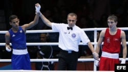 El cubano Robeisy Ramírez Carrazana (i) celebra tras vencer al irlandés Michael Conlan en la semifinal de la categoría 52 kilogramos el viernes 10 de agosto de 2012, en los Juegos Olímpicos Londres 2012.