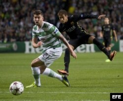 El centrocampista del Celtic de Glasgow Charlie Mulgrew (i) pelea por el balón con el delantero brasileño del FC Barcelona, Neymar da Silva, durante el partido del grupo H de la Liga de Campeones disputado en el Celtic Park de Glasgow, Reino Unido, el 1 d