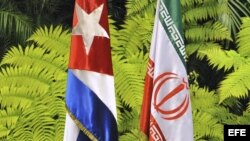 Las banderas de Cuba e Irán.