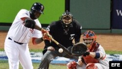 El bateador de los Medias Rojas de Boston David Ortiz batea un jonrón ante los Cardenales de San Luis el miércoles 23 de octubre de 2013, durante el primer juego de la Serie Mundial.