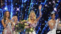 Miss Dinamarca, Victoria Kjær, reacciona después de ganar la 73ra edición de Miss Universo en Ciudad de México. (AP/Fernando Llano)