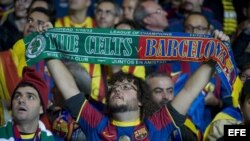 Aficionados del FC Barcelona durante el partido del grupo H de la Liga de Campeones ante el Celtic de Glasgow, disputado esta noche en el Celtic Park de Glasgow, Reino Unido, el 1 de octubre del 2013.